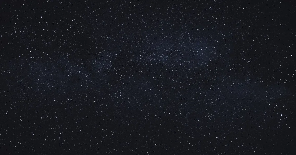 Image abstraite d'une sensation de chute à travers un ciel nuageux